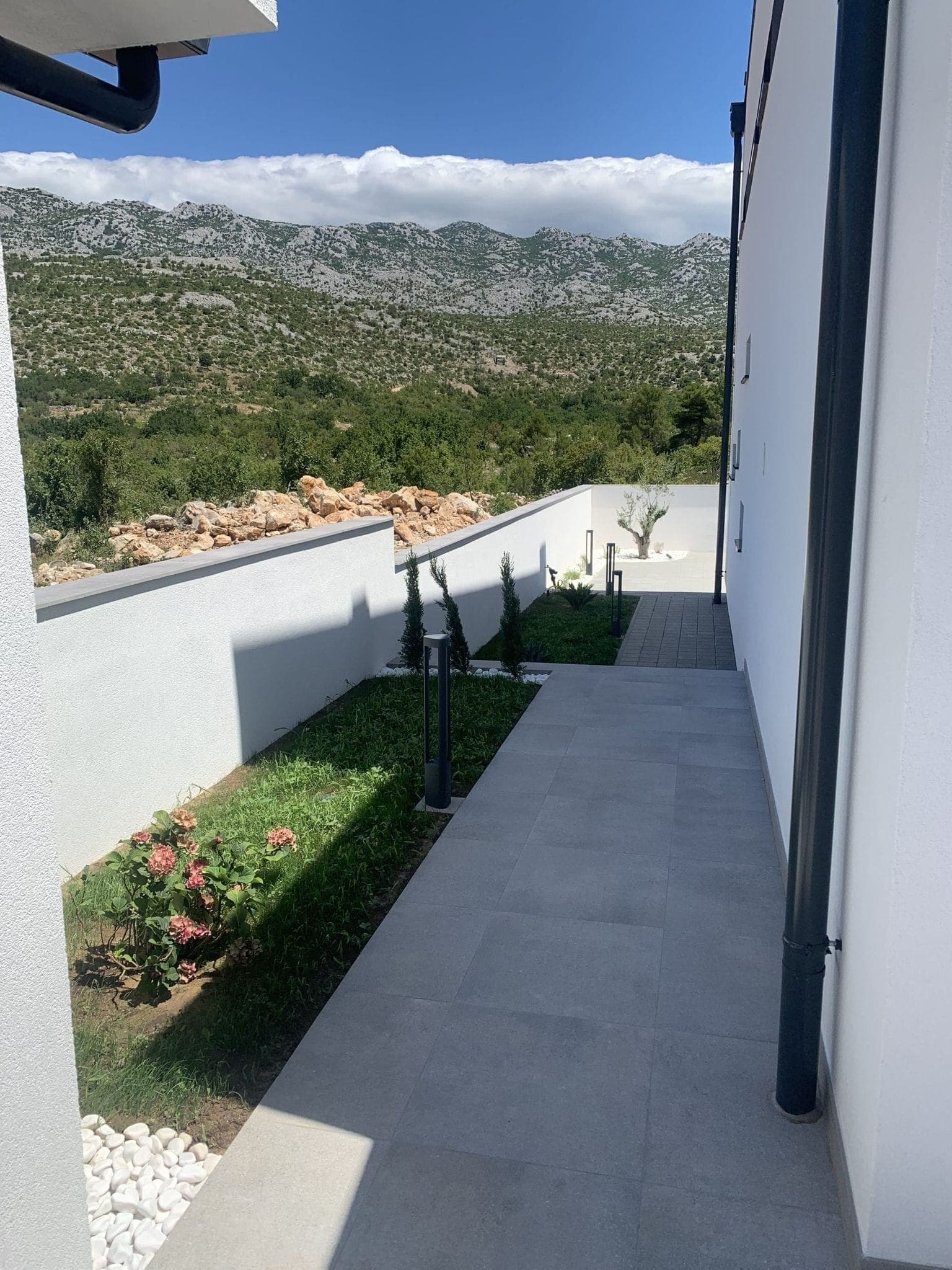 Terasa bijele vile s pogledom na Velebit, Zadar, proljeće 2026